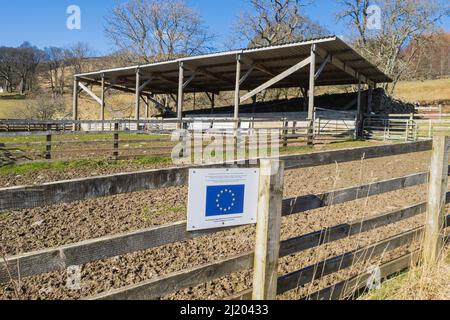 25.03.2022 Amulree, Perthshire, Schottland, Großbritannien. Unterschreiben Sie auf dem Rob Roy Way in der Nähe von Amulree über die EU-Finanzierung eines lokalen Landwirtschaftprojekts Stockfoto