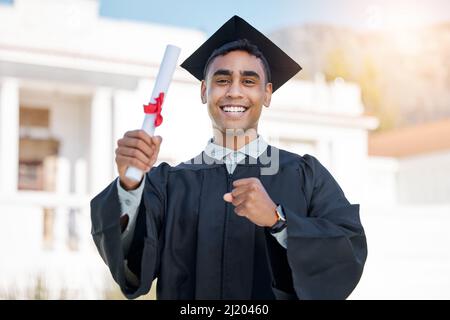 Ich wusste immer, dass ich es tun konnte. Porträt eines jungen Mannes, der am Abschlusstag sein Diplom hält. Stockfoto