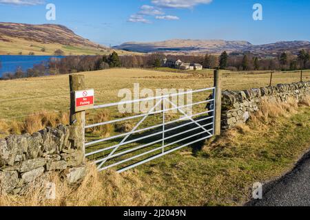 25.03.2022 Amulree, Perthshire, Schottland, Großbritannien. Kein Parkschild an einem Tor auf dem Rob Roy Way in der Nähe von Amulree Stockfoto