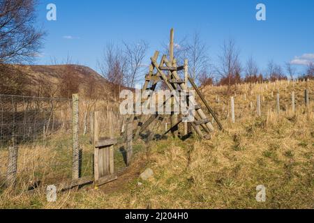 Halten Sie sich über einen Zaun auf dem Rob Roy Way in der Nähe von Amulree in Perthshire auf Stockfoto