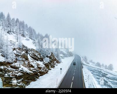 Luftaufnahme der leeren Bergstraße an einem bewölkten Wintertag Stockfoto