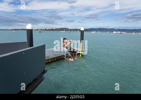 Tauranga Neuseeland März 26 2022;Tidal Steps und Tauchplattform am Wasser im Strand Reserve Stockfoto