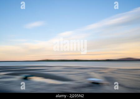 Impressionismus am Strand, malerische Effektfotografie bei Sonnenaufgang oder -Untergang. Stockfoto