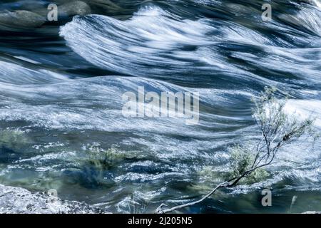 Rauschendes Wasser erzeugt Wellen mit Oberflächenstruktur, Wairoa River Tauranga Stockfoto