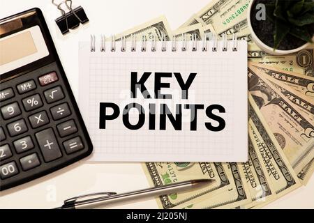 Leeres Notizblock mit SCHLÜSSELPUNKT-Text auf grünem Holzhintergrund. Stockfoto