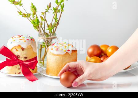 Frau legt goldenes Osterei in Stapel. Happy Holiday Konzept. Stockfoto