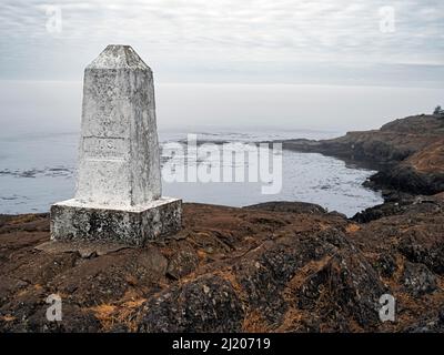 WA21193-00...WASHINGTON - Denkmal zur Anerkennung des Grenzvertrages von 1908 zwischen den USA und Kanada an der Küste von Lopez Island in der Nähe von Iceberg Point. Stockfoto