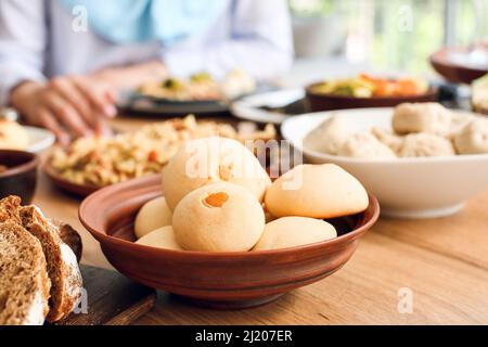 Traditionelle arabische Kekse auf dem Tisch. Feier von Eid al-Fitr Stockfoto
