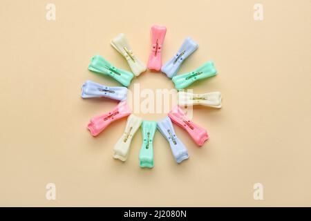 Plastikklammern auf hellem Hintergrund Stockfoto