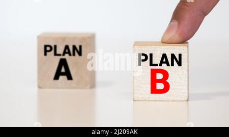Zeit für Plan B. Hand dreht einen Würfel und ändert das Wort Plan A in Plan B. Stockfoto