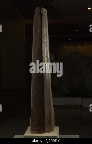 Kotakapur-Inschrift im Nationalmuseum in Jakarta, Indonesien. Die Inschrift, die auf der Insel Bangka in der Provinz Südsumatra gefunden wurde, erklärt Verfluchte gegen jeden, der Srivijaya missachtet und die Armee des Königreichs zu einem Krieg gegen Java einschifft, der sich geweigert hat, Srivijaya zu gehorchen, datiert aus dem Jahr 686 n. Chr. Stockfoto