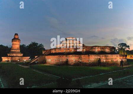 Muara Takus Tempelgelände in Riau, Indonesien. Diese Tempel wurden vor, während und nach Srivijaya als buddhistischer Andachtsort gebaut und genutzt. Riau sowie Jambi und West Sumatra wurden ursprünglich vom alten malaiischen Königreich kontrolliert, das einst (vom 7. Bis 11. Jahrhundert) von Srivijaya erobert und regiert wurde. Ein altes chinesisches Drehbuch, das von einem kommissar für internationalen Handel, Chau Ju-kua (Zhao Rugua), geschrieben wurde, erwähnte, dass 1003 n. Chr. ein buddhistischer Tempel in Srivijaya gebaut wurde und dem Wohlergehen des chinesischen Kaisers gewidmet war. Der Kaiser gab dem Tempel einen Namen: Ching-tien-wan-Shou Stockfoto