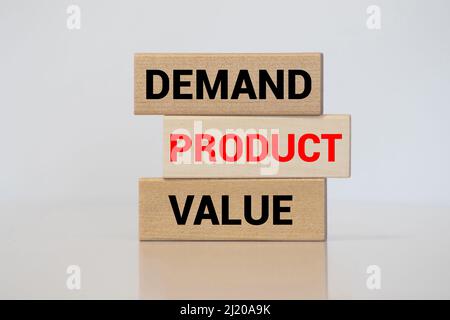Produktmarketing-Konzept. Business Marketing Wörter Nachfrage, Produkt und Wert auf Holzblöcke mit einer männlichen Hand das Wort Produkt geschrieben. Stockfoto