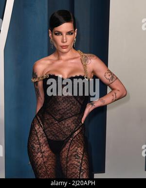 Beverly Hills, USA. 27. März 2022. Halsey nimmt an der Vanity Fair Oscar Party 2022 im Wallis Annenberg Center for the Performing Arts am 27. März 2022 in Beverly Hills, Kalifornien, Teil. Foto: Casey Flanigan/imageSPACE Credit: Imagespace/Alamy Live News Stockfoto