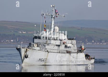 FS L'Aigle (M647), ein Minenjäger der Eridan-Klasse (Tripartite), der von der französischen Marine betrieben wird und Greenock am Firth of Clyde passiert. Das Schiff befand sich nach einem Hafenbesuch in der Stadt Glasgow auf ihrer Rückreise. Stockfoto