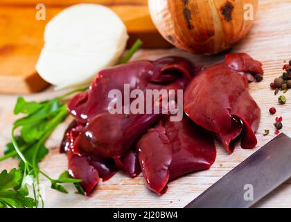 Rohe Kaninchenleber mit natürlichen Zutaten vor dem Kochen Stockfoto