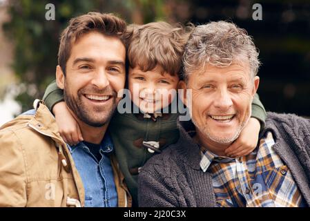 Drei Generationen der Jungen. Aufnahme eines Großvaters, seines erwachsenen Sohnes und Enkels, der einen Tag im Freien genießt. Stockfoto