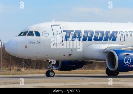 Flugzeuge DES TYPS TAROM Airbus A318 am Flughafen Bukarest. Flugzeug des rumänischen Luftverkehrs. Nationale Fluggesellschaft Rumäniens. Stockfoto