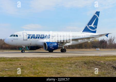 Flugzeug TAROM Airbus A318 am Flughafen Bukarest. Flugzeug des rumänischen Luftverkehrs. Nationale Fluggesellschaft von Rumänien. Stockfoto