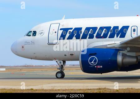 Flugzeuge DES TYPS TAROM Airbus A318 am Flughafen Bukarest. Flugzeug des rumänischen Luftverkehrs. A318-100 Flugzeug mit Motor CFM56 ausgestattet. Stockfoto