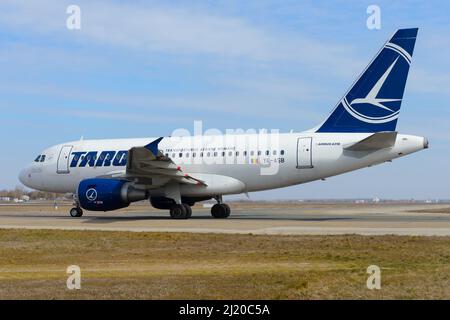 Flugzeuge DES TYPS TAROM Airbus A318 am Flughafen Bukarest. Flugzeug des rumänischen Luftverkehrs. Ebene YR-ASB. Stockfoto