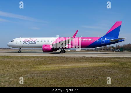 Wizz Air Airbus A321 NEO. Low Cost europäische Fluggesellschaft WizzAir mit Flugzeug A321. Ebene HA-LVQ. Stockfoto
