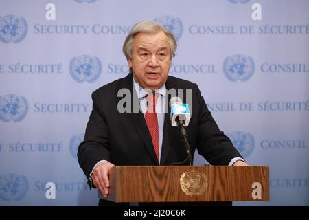 Vereinten Nationen. 28. März 2022. Der Generalsekretär der Vereinten Nationen, Antonio Guterres, spricht am 28. März 2022 vor dem Sicherheitsrat vor dem UN-Hauptquartier in New York vor der Presse. Guterres hat am Montag eine Initiative für einen humanitären Waffenstillstand in der Ukraine gestartet. Quelle: Xie E/Xinhua/Alamy Live News Stockfoto