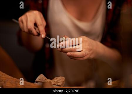 Mit meinen Fähigkeiten zu schaffen. Ein Künstler, der etwas aus Holz kreiert. Stockfoto