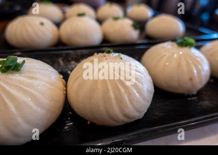 Nahaufnahme von xiao Long bao in einem Dampfkorb in einem Restaurant Stockfoto