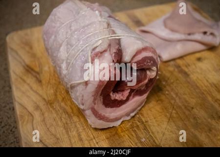 Nahaufnahme, selektiver Fokus auf eine ungekochte Rolle Schweinefleisch Chashu, kurz vor der Zubereitung für Tonkotsu Ramen Stockfoto