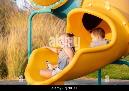 Glückliche Kinder Brüder genießen und spielen Spaß im Outdoor-Park Stockfoto