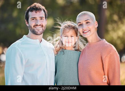 Familie ist das größte Geschenk des Lebens. Aufnahme eines jungen Paares und ihrer Tochter, die Zeit im Freien verbringen. Stockfoto