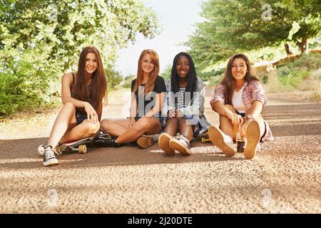 Sie wünschten, dass der Sommer nie enden würde. Eine Gruppe von Freunden verbrachte Zeit zusammen während der Sommerferien. Stockfoto