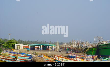 Colachel,Tamilnadu,Indien-Dezember 23 2021: Boote und Schiffe dockten im Colachel Fischerhafen an. Toller Blick auf den ruhigen Hafen am heiligabend Stockfoto