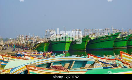 Colachel,Tamilnadu,Indien-Dezember 23 2021: Boote und Schiffe dockten im Colachel Fischerhafen an. Toller Blick auf den ruhigen Hafen am heiligabend Stockfoto
