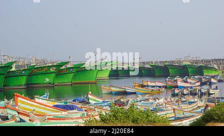 Colachel,Tamilnadu,Indien-Dezember 23 2021: Boote und Schiffe dockten im Colachel Fischerhafen an. Toller Blick auf den ruhigen Hafen am heiligabend Stockfoto