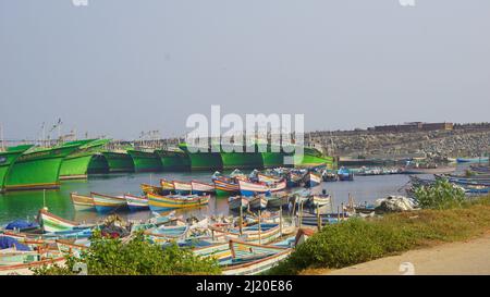 Colachel,Tamilnadu,Indien-Dezember 23 2021: Boote und Schiffe dockten im Colachel Fischerhafen an. Toller Blick auf den ruhigen Hafen am heiligabend Stockfoto