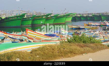 Colachel,Tamilnadu,Indien-Dezember 23 2021: Boote und Schiffe dockten im Colachel Fischerhafen an. Toller Blick auf den ruhigen Hafen am heiligabend Stockfoto