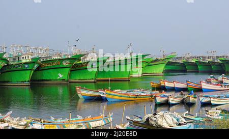 Colachel,Tamilnadu,Indien-Dezember 23 2021: Boote und Schiffe dockten im Colachel Fischerhafen an. Toller Blick auf den ruhigen Hafen am heiligabend Stockfoto