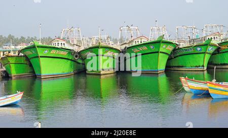 Colachel,Tamilnadu,Indien-Dezember 23 2021: Boote und Schiffe dockten im Colachel Fischerhafen an. Toller Blick auf den ruhigen Hafen am heiligabend Stockfoto
