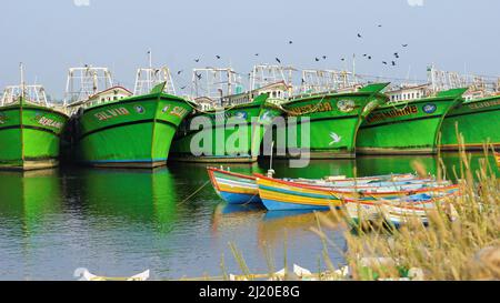 Colachel,Tamilnadu,Indien-Dezember 23 2021: Boote und Schiffe dockten im Colachel Fischerhafen an. Toller Blick auf den ruhigen Hafen am heiligabend Stockfoto