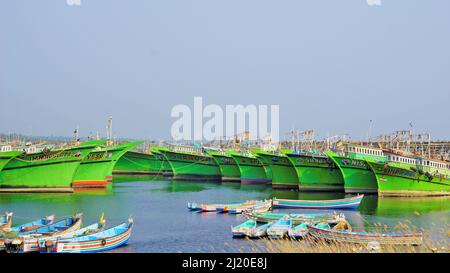 Colachel,Tamilnadu,Indien-Dezember 23 2021: Boote und Schiffe dockten im Colachel Fischerhafen an. Toller Blick auf den ruhigen Hafen am heiligabend Stockfoto