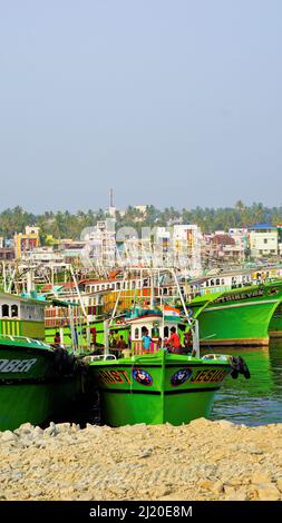 Colachel,Tamilnadu,Indien-Dezember 23 2021: Boote und Schiffe dockten im Colachel Fischerhafen an. Toller Blick auf den ruhigen Hafen am heiligabend Stockfoto