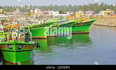 Colachel,Tamilnadu,Indien-Dezember 23 2021: Boote und Schiffe dockten im Colachel Fischerhafen an. Toller Blick auf den ruhigen Hafen am heiligabend Stockfoto