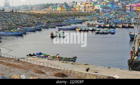 Colachel,Tamilnadu,Indien-Dezember 23 2021: Boote und Schiffe dockten im Colachel Fischerhafen an. Toller Blick auf den ruhigen Hafen am heiligabend Stockfoto