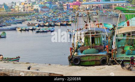 Colachel,Tamilnadu,Indien-Dezember 23 2021: Boote und Schiffe dockten im Colachel Fischerhafen an. Toller Blick auf den ruhigen Hafen am heiligabend Stockfoto