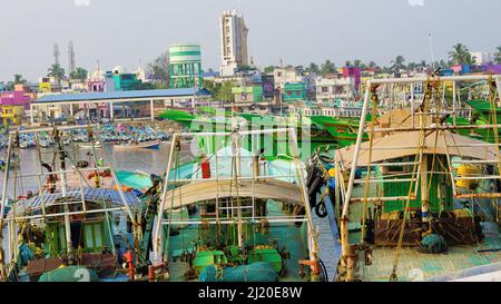 Colachel,Tamilnadu,Indien-Dezember 23 2021: Boote und Schiffe dockten im Colachel Fischerhafen an. Toller Blick auf den ruhigen Hafen am heiligabend Stockfoto