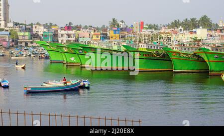 Colachel,Tamilnadu,Indien-Dezember 23 2021: Boote und Schiffe dockten im Colachel Fischerhafen an. Toller Blick auf den ruhigen Hafen am heiligabend Stockfoto