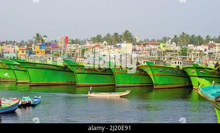 Colachel,Tamilnadu,Indien-Dezember 23 2021: Boote und Schiffe dockten im Colachel Fischerhafen an. Toller Blick auf den ruhigen Hafen am heiligabend Stockfoto