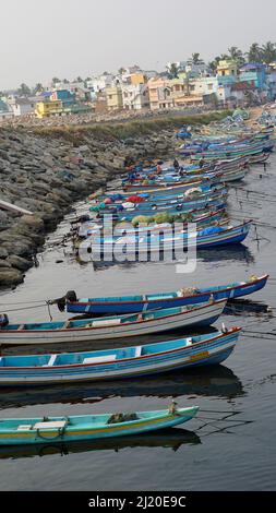 Colachel,Tamilnadu,Indien-Dezember 23 2021: Boote und Schiffe dockten im Colachel Fischerhafen an. Toller Blick auf den ruhigen Hafen am heiligabend Stockfoto